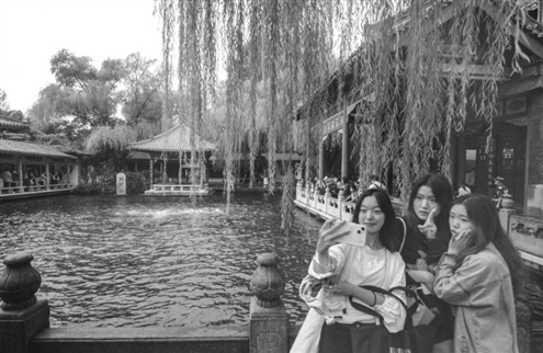 天蓝水清生态美!山东生态环境“颜值”实现新提升。图为游客在济南趵突泉合影留念。记者赵天羿摄